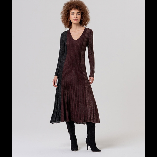 Vestido comprido elegante de decote em V e mangas longas, apresentando plissados em blocos verticais coloridos. O painel central em bordô contrasta com laterais em preto e bordô escuro com detalhes em Lurex brilhante.