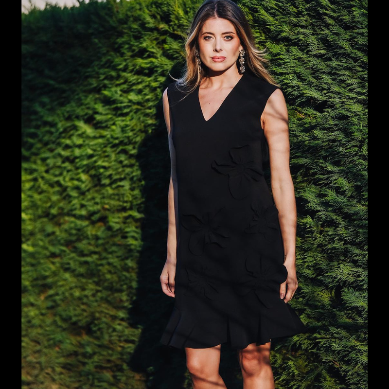 Vestido preto com flores 3D e folho na bainho. Vestido forrado com um corte fluido de decote em V e de cavas. Fecha atrás com um botão.
Composição: 88%Poliéster + 12%Elastano
Forro: 100%Viscose
Nota: Tamanho L mede 50cm cava a cava