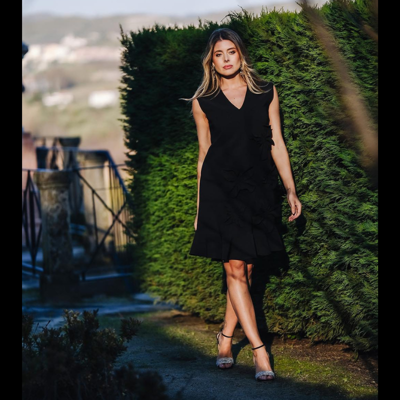 Vestido preto com flores 3D e folho na bainho. Vestido forrado com um corte fluido de decote em V e de cavas. Fecha atrás com um botão.
Composição: 88%Poliéster + 12%Elastano
Forro: 100%Viscose
Nota: Tamanho L mede 50cm cava a cava