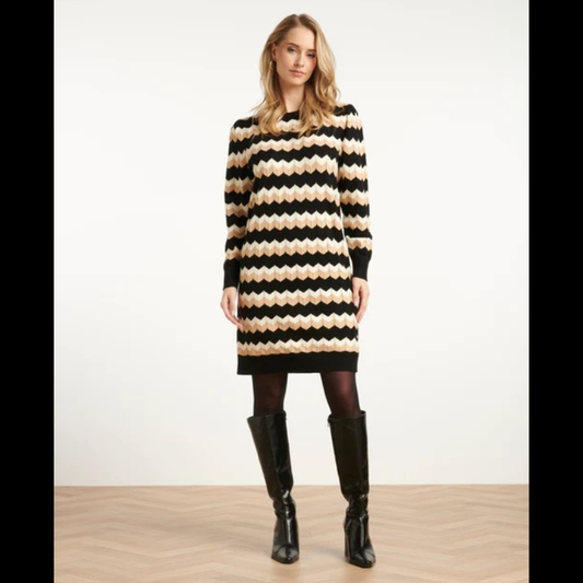 Vestido de malha com padrão zig zag em branco, preto e areia com brilho dourado.
Composição: 49%Viscose + 27%Poliéster + 19%Nylon + 5%Lurex