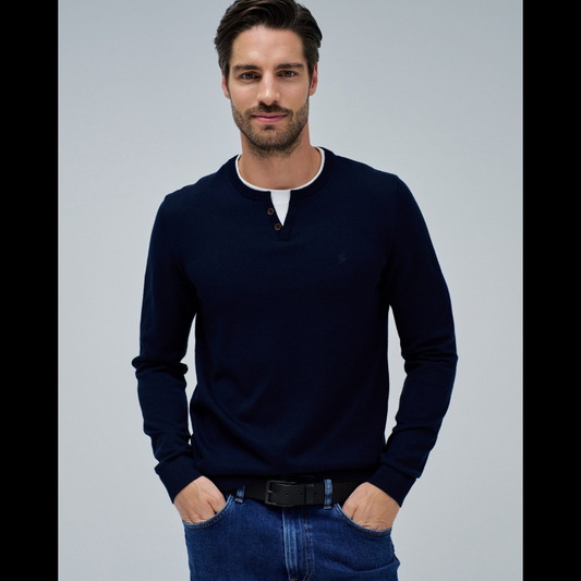 Camisola de malha, de mangas compridas, em azul marinho e com gola de t-Shirt branca. Detalhe do branding da marca bordado no peito.
Fit: Regular fit
Composição: 100%Algodão