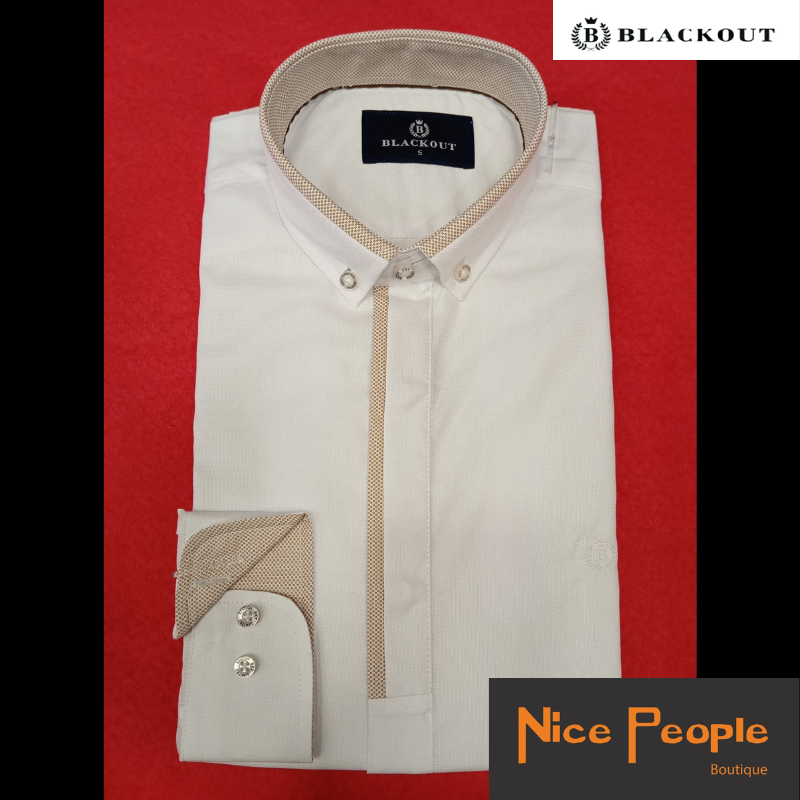 Camisa branca com pormenor em bege na frente até ao peito, com botões invisíveis.&nbsp;
Corte: Slim fit
Composição: 100% Algodão