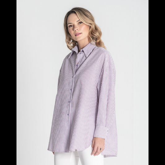 Camisa "oversize" de manga comprida às riscas branca e lavanda. Camisa a fechar na frente e punhos com botões em lavanda. Abertura nas laterias
Composição: 65%Poliéster + 35%Algodão