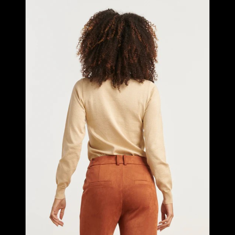 Camisola de manga comprida em areia com brilho dourado. Pormenores de botões forrados nos ombros.
Composição: 85%Viscose + 15%Lurex