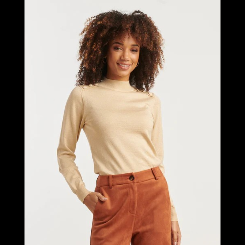 Camisola de manga comprida em areia com brilho dourado. Pormenores de botões forrados nos ombros.
Composição: 85%Viscose + 15%Lurex