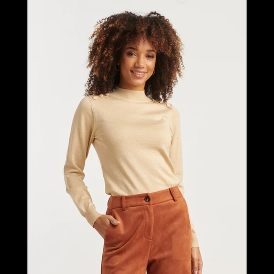 Camisola de manga comprida em areia com brilho dourado. Pormenores de botões forrados nos ombros.
Composição: 85%Viscose + 15%Lurex