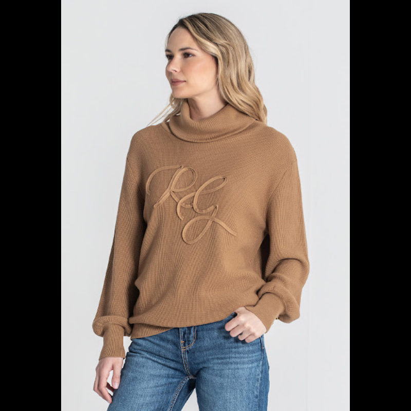 Camisola, em camel, com bordado RG na frente e de gola alta caída. Camisola de manga comprida com detalhe de três botões nos punhos.