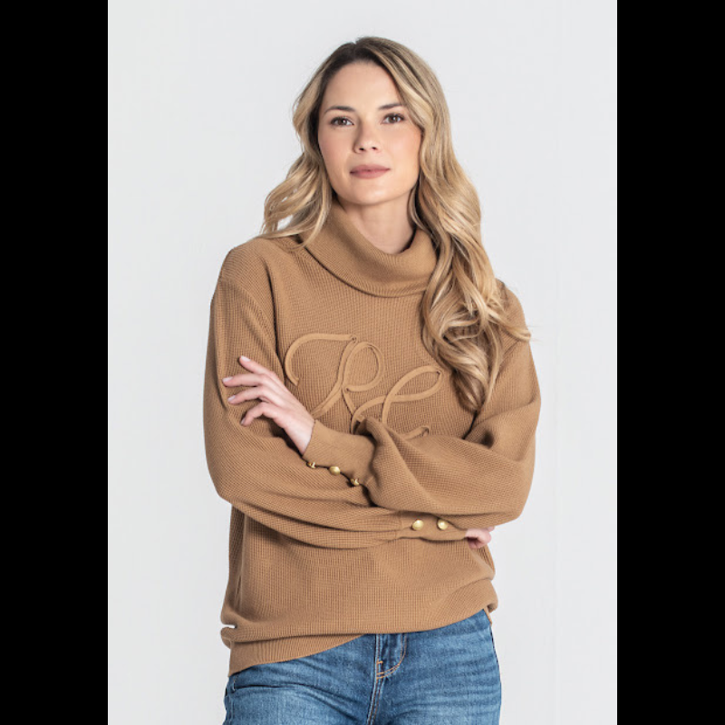 Camisola, em camel, com bordado RG na frente e de gola alta caída. Camisola de manga comprida com detalhe de três botões nos punhos.
