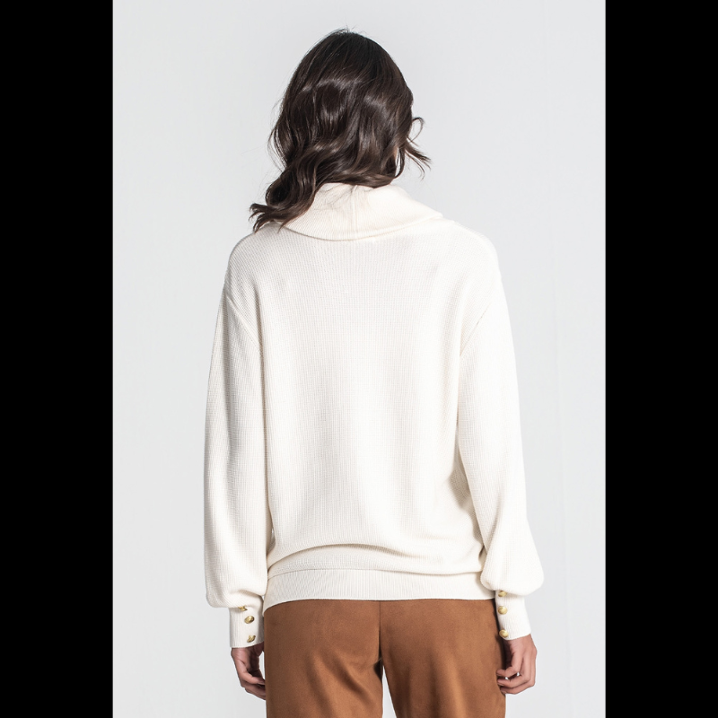 Camisola com bordado RG na frente e de gola alta caída. Camisola de manga comprida com detalhe de três botões nos punhos.