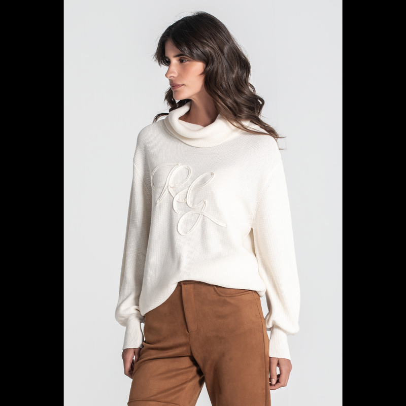 Camisola com bordado RG na frente e de gola alta caída. Camisola de manga comprida com detalhe de três botões nos punhos.