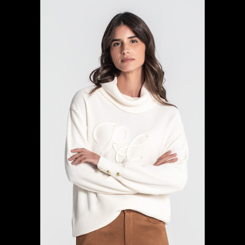 Camisola com bordado RG na frente e de gola alta caída. Camisola de manga comprida com detalhe de três botões nos punhos.