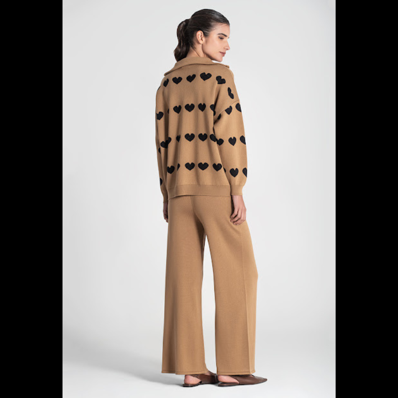 Camisola em camel com corações em preto com brilho. Gola alta aberta com fecho em dourado.