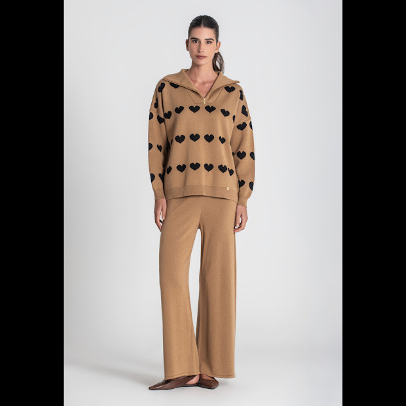 Camisola em camel com corações em preto com brilho. Gola alta aberta com fecho em dourado.