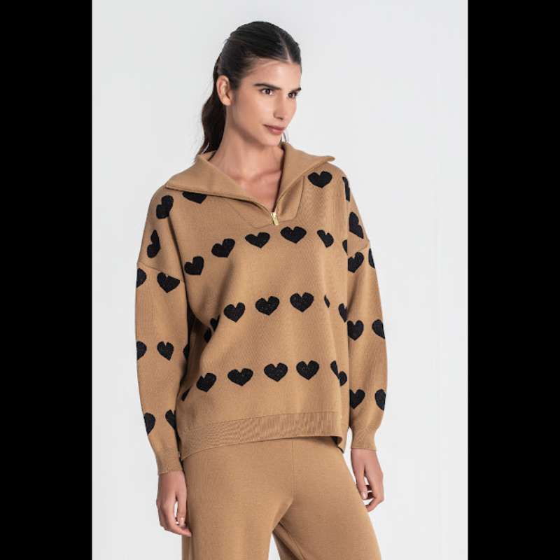 Camisola em camel com corações em preto com brilho. Gola alta aberta com fecho em dourado.