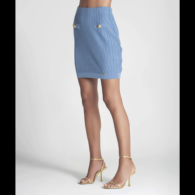 Mini saia azul estruturada com botões dourados.
Composição: 50% Acrílico + 50% Viscose