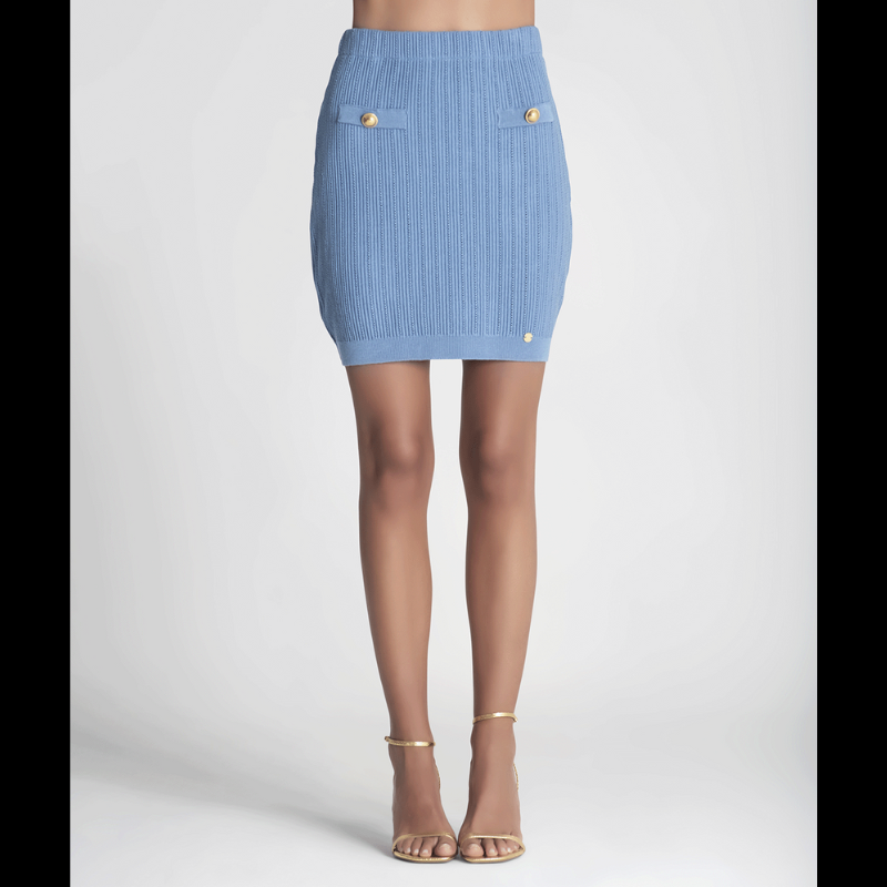 Mini saia azul estruturada com botões dourados.
Composição: 50% Acrílico + 50% Viscose