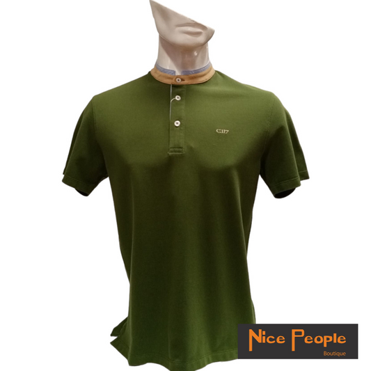 Polo de manga curta verde com "gola à padre".
Composição: 100% Algodão