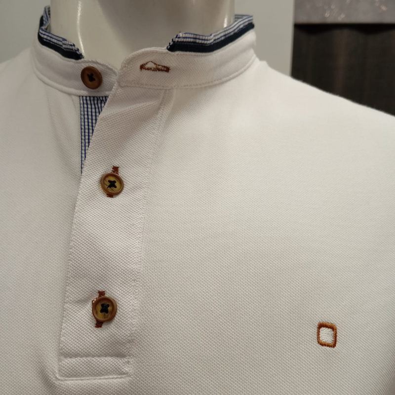 Polo branco de manga curta com gola à padre e corte slim fit que realça a silhueta. Logotipo da marca bordado no peito para um toque de elegância. Detalhes em azul e branco na gola adicionam personalidade e estilo. Tecido de qualidade, confortável e durável para uso diário.