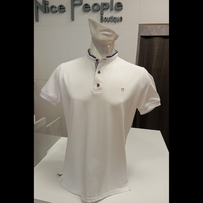 Polo branco de manga curta com gola à padre e corte slim fit que realça a silhueta. Logotipo da marca bordado no peito para um toque de elegância. Detalhes em azul e branco na gola adicionam personalidade e estilo. Tecido de qualidade, confortável e durável para uso diário.