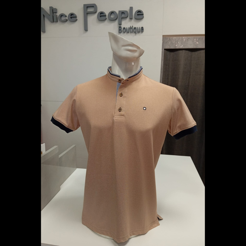 Polo camel de manga curta com gola à padre e corte slim fit que realça a silhueta. Logotipo da marca bordado no peito para um toque de elegância. Detalhes em azul e branco na gola adicionam personalidade e estilo. Tecido de qualidade, confortável e durável para uso diário.