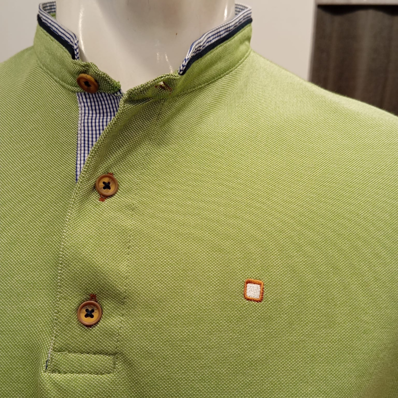 Polo verde de manga curta com gola à padre e corte slim fit que realça a silhueta. Logotipo da marca bordado no peito para um toque de elegância. Detalhes em azul e branco na gola adicionam personalidade e estilo. Tecido de qualidade, confortável e durável para uso diário.