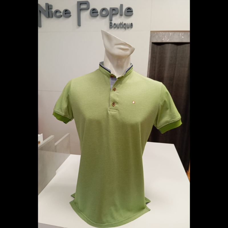 Polo verde de manga curta com gola à padre e corte slim fit que realça a silhueta. Logotipo da marca bordado no peito para um toque de elegância. Detalhes em azul e branco na gola adicionam personalidade e estilo. Tecido de qualidade, confortável e durável para uso diário.