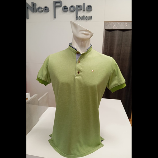 Polo verde de manga curta com gola à padre e corte slim fit que realça a silhueta. Logotipo da marca bordado no peito para um toque de elegância. Detalhes em azul e branco na gola adicionam personalidade e estilo. Tecido de qualidade, confortável e durável para uso diário.