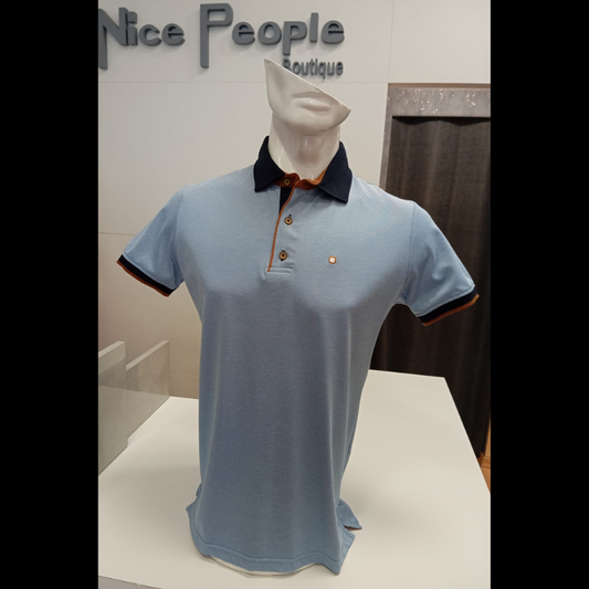 Polo azul claro de manga curta com corte slim fit que realça a silhueta. Logotipo da marca bordado no peito para um toque de elegância. Detalhes em azul na gola adicionam personalidade e estilo. Tecido de qualidade, confortável e durável para uso diário.