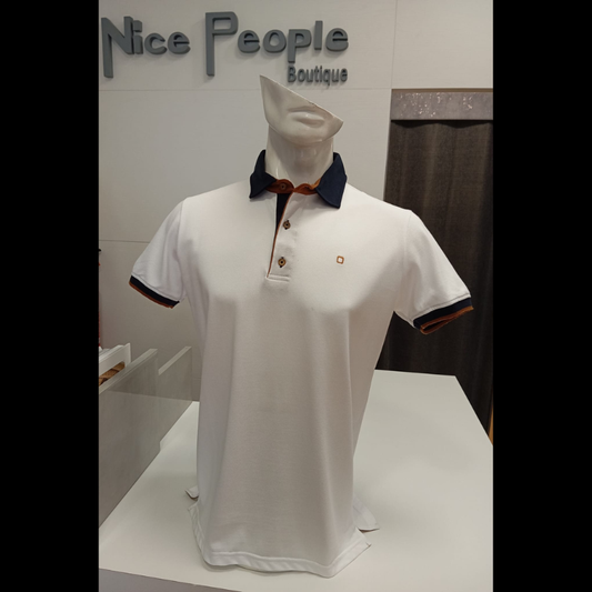 Polo branco de manga curta com corte slim fit que realça a silhueta. Logotipo da marca bordado no peito para um toque de elegância. Detalhes em azul na gola adicionam personalidade e estilo. Tecido de qualidade, confortável e durável para uso diário.