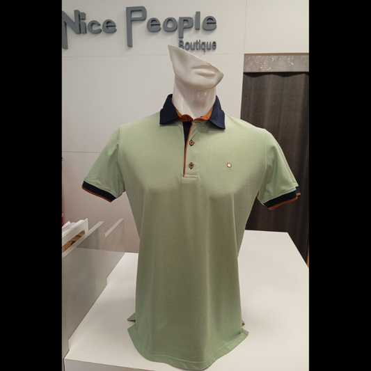 Polo verde de manga curta com corte slim fit que realça a silhueta. Logotipo da marca bordado no peito para um toque de elegância. Detalhes em azul na gola adicionam personalidade e estilo. Tecido de qualidade, confortável e durável para uso diário.