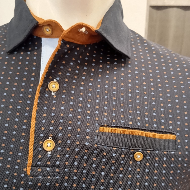 Polo de manga curta em marinho com padrão de flocos em azul claro e castanho. O corte slim fit realça a silhueta com elegância, enquanto o bolso fictício com botão aplicado no peito adiciona um detalhe sofisticado. Confecionado em tecido de qualidade que confere conforto e durabilidade ideais para o dia a dia.
