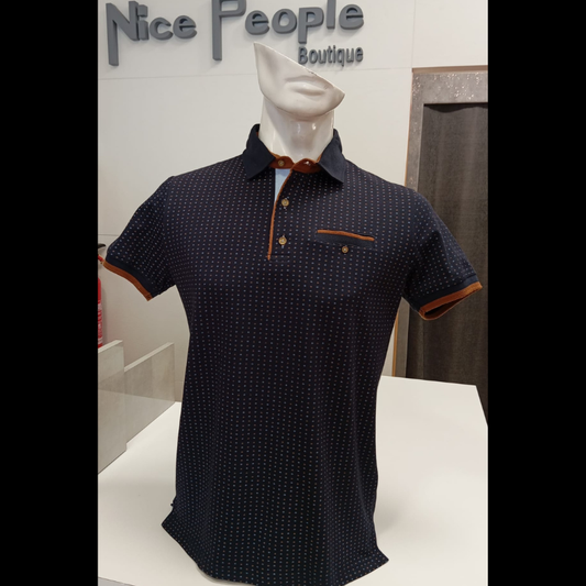 Polo de manga curta em marinho com padrão de flocos em azul claro e castanho. O corte slim fit realça a silhueta com elegância, enquanto o bolso fictício com botão aplicado no peito adiciona um detalhe sofisticado. Confecionado em tecido de qualidade que confere conforto e durabilidade ideais para o dia a dia.