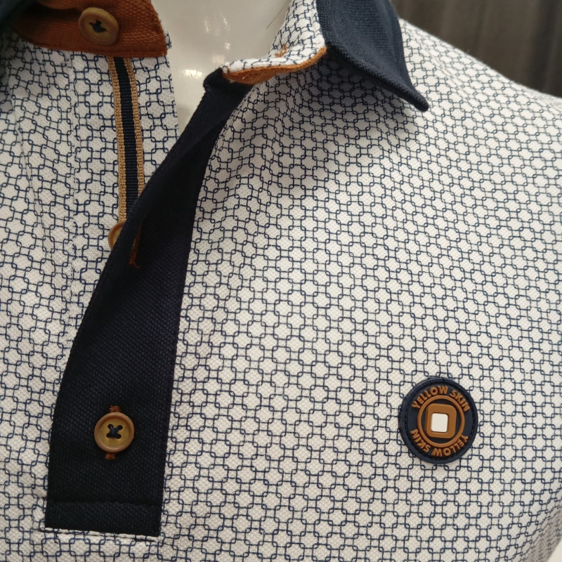 Polo branco com padrão geométrico em marinho, de manga curta, com corte slim fit que realça a silhueta. Logotipo da marca aplicado no peito para um toque de elegância. Detalhes em azul na gola adicionam personalidade e estilo. Tecido de qualidade, confortável e durável para uso diário.