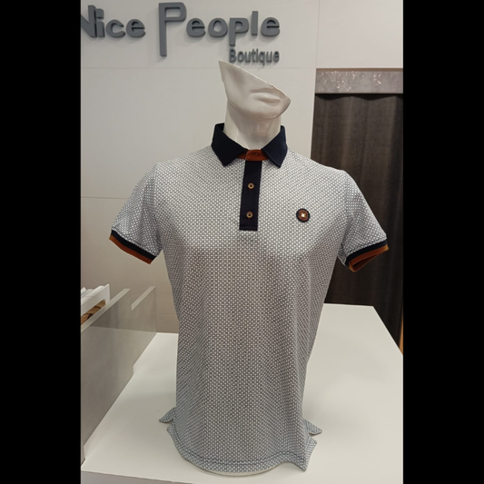Polo branco com padrão geométrico em marinho, de manga curta, com corte slim fit que realça a silhueta. Logotipo da marca aplicado no peito para um toque de elegância. Detalhes em azul na gola adicionam personalidade e estilo. Tecido de qualidade, confortável e durável para uso diário.