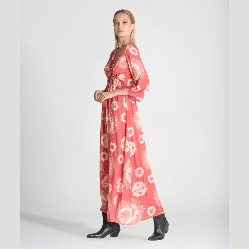 Vestido de manga comprida com padrão "tie dye". Ajusta na cintura com elástico. Marca RÜGA