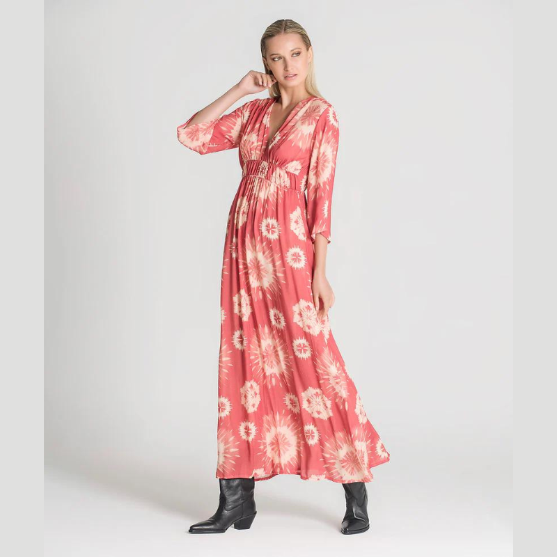 Vestido de manga comprida com padrão "tie dye". Ajusta na cintura com elástico. Marca RÜGA