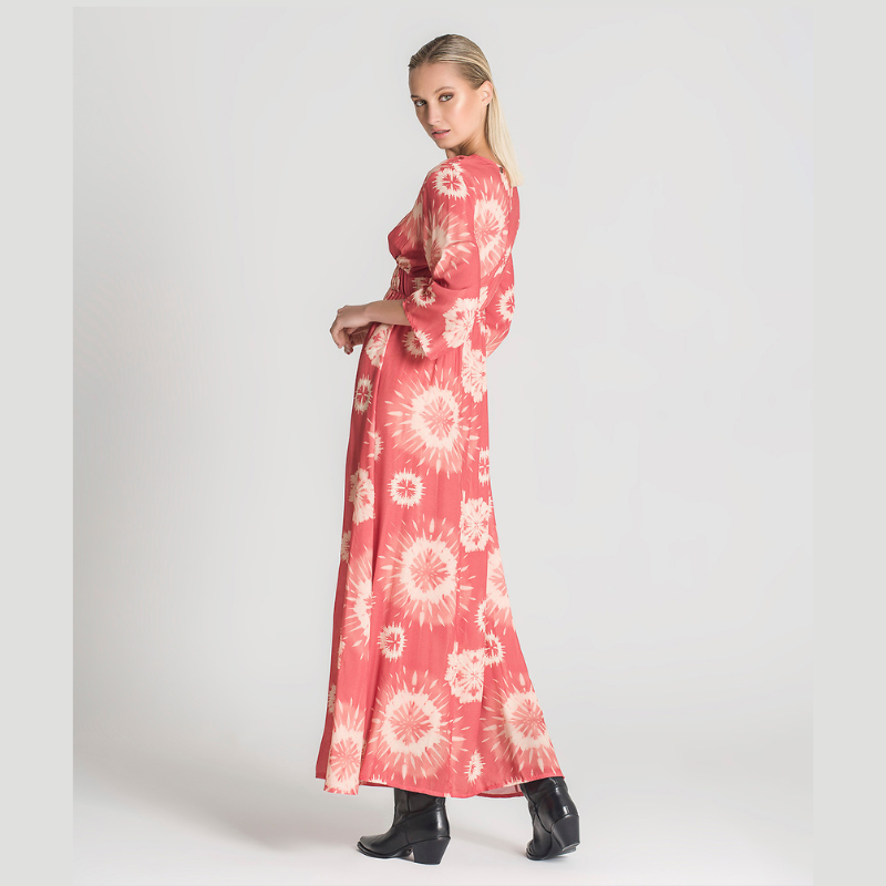 Vestido de manga comprida com padrão "tie dye". Ajusta na cintura com elástico. Marca RÜGA
