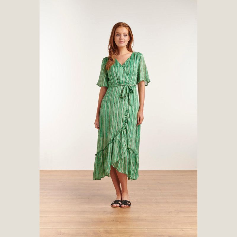 Vestido Maxi com padrão verde. Vestido com pormenores em dourados. Manga curta e decote em V com mola. Fecho lateral invisível. Saia em trespasse aberto com folho. Vestido com forro e acompanhado por cinto ao padrão do vestido.
Composição:100% Poliéster