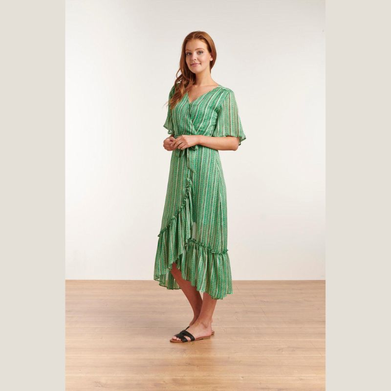 Vestido Maxi com padrão verde. Vestido com pormenores em dourados. Manga curta e decote em V com mola. Fecho lateral invisível. Saia em trespasse aberto com folho. Vestido com forro e acompanhado por cinto ao padrão do vestido.
Composição:100% Poliéster