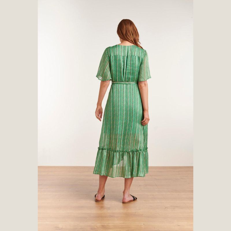 Vestido Maxi com padrão verde. Vestido com pormenores em dourados. Manga curta e decote em V com mola. Fecho lateral invisível. Saia em trespasse aberto com folho. Vestido com forro e acompanhado por cinto ao padrão do vestido.
Composição:100% Poliéster